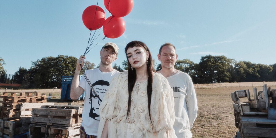 Chvrches обявиха нов албум и световно турне през 2027 г. Chvrches обявиха нов албум и световно турне през 2027 г.